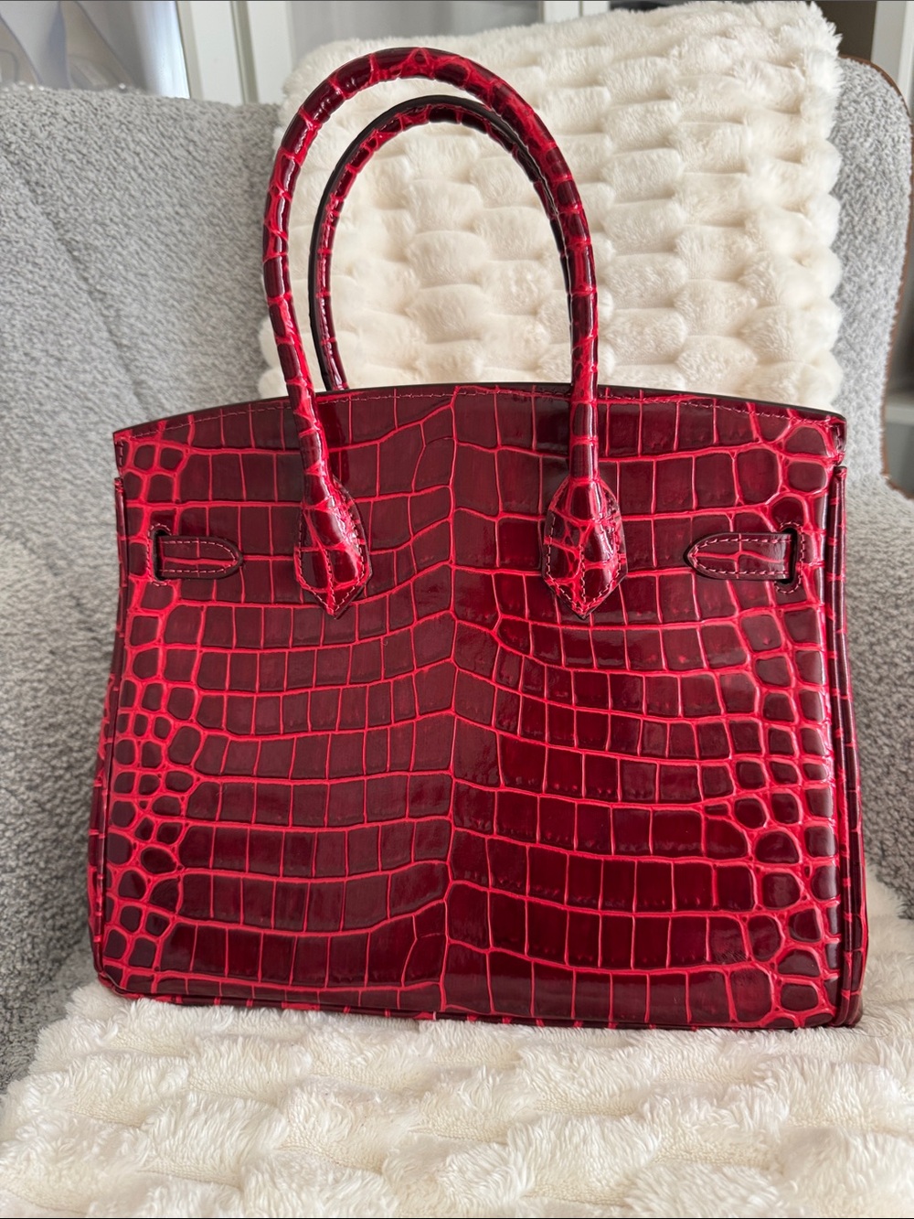 Burgundy Croc-Embossed Tote Bag with Gold Hardware, 30 cm (11.8 inches). - Picture 6 of 12